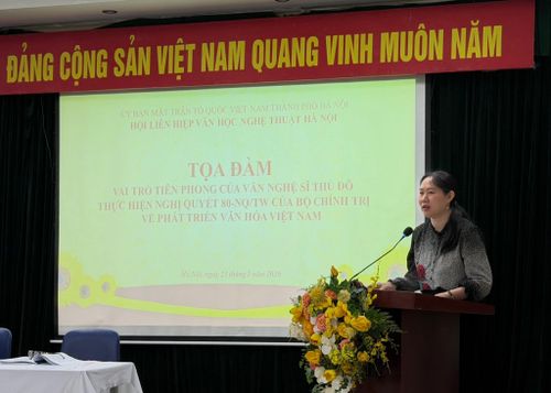 Nhà nghiên cứu điện ảnh Hoàng Dạ Vũ chia sẻ tại tọa đàm. Ảnh: Thụy Du
