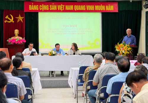 Tọa đàm thu hút sự tham gia của đông đảo văn nghệ sĩ Thủ đô. Ảnh: Thụy Du