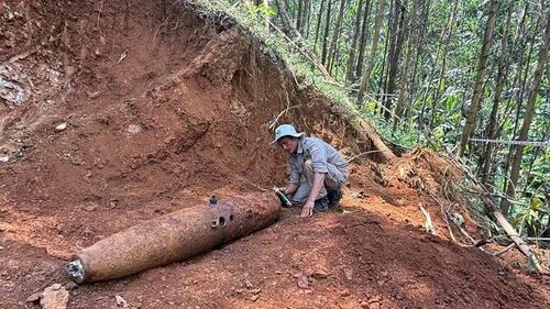 Quả bom được Đội đa nhiệm NPA xử lý, di chuyển về bãi hủy nổ tập trung. Ảnh: NPA