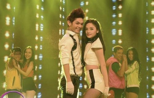 Sơn Ngọc Minh biểu diễn cùng Miu Lê năm 2017.