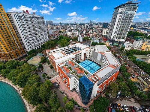 Toàn cảnh ngôi trường THCS Giảng Võ 2 nhìn từ trên cao với kiến trúc hiện đại, nổi bật với khối kết cấu kim cương xanh bên hồ Giảng Võ.