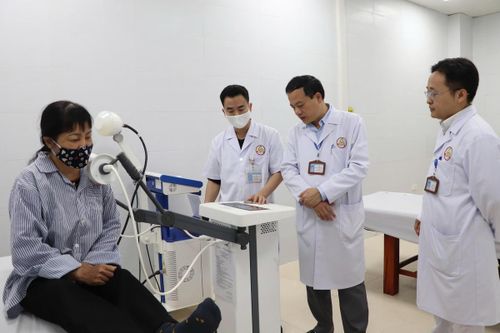Các y bác sĩ Bệnh viện Đa khoa khu vực Đông Triều thăm khám, chăm sóc bệnh nhân. Ảnh minh họa.