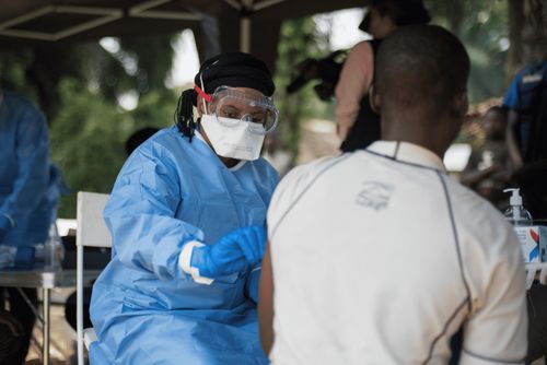 Một nhân viên y tế tiêm chủng cho một người đàn ông ở làng Bosolo, CHDC Congo. Ảnh: WHO/Lindsay Mackenzie
