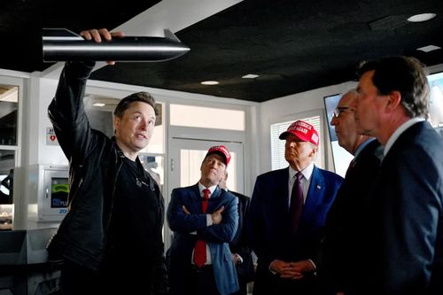 Tỷ phú Musk dẫn Tổng thống Mỹ Donald Trump và các nhà lập pháp tham quan phòng điều khiển trước khi phóng thử nghiệm tên lửa SpaceX Starship, tại Brownsville, Texas vào năm 2024. Ảnh: Reuters.