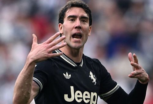 Vlahovic lọt vào tầm ngắm của Mourinho.