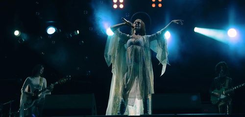  Anne Hathaway trong Mother Mary. 