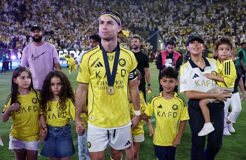  Khoảnh khắc gia đình Ronaldo xuống sân để chia vui cùng siêu sao người Bồ Đào Nha. 