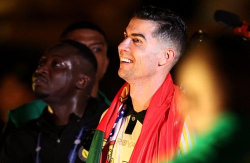  Khi trận đấu kết thúc, Ronaldo nở nụ cười mãn nguyện. Sau nhiều năm trắng tay tại Al Nassr, CR7 đã thu về danh hiệu chính thức đầu tiên. 