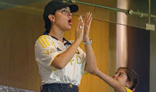  Trên khán đài, hôn thê Georgina Rodriguez cùng các con cũng có mặt để cổ vũ và chúc mừng ngày vui của Ronaldo. 