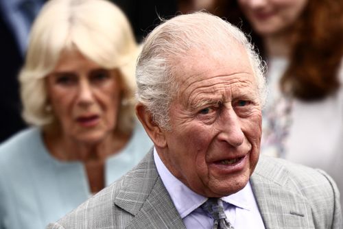 Vua Charles III rời đi sau chuyến thăm The Warehouse, tại Newtownards, Bắc Ireland vào ngày 21/5. Ảnh: Reuters.