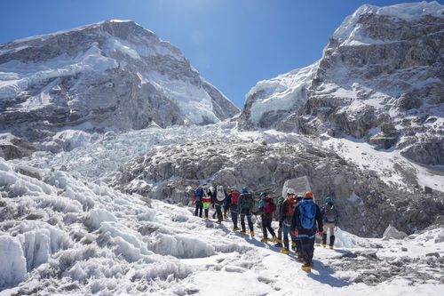 Các thành viên của một đoàn thám hiểm đang đi bộ tại thác băng Khumbu, Nepal, ngày 22/4.
