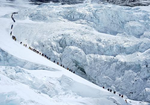 Các nhà leo núi xếp hàng dài để lên đỉnh Everest ở huyện Solukhumbu, Nepal, ngày 18/5.