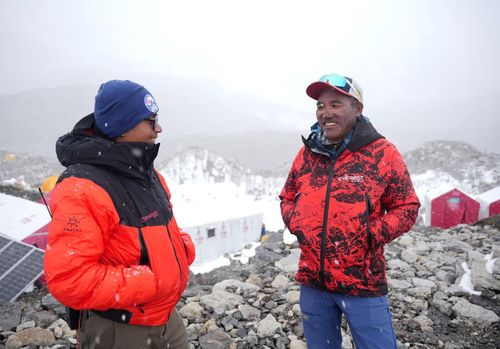Kami Rita Sherpa (bên phải), 55 tuổi, nhà leo núi người Nepal, đã leo lên đỉnh Everest 32 lần và giữ kỷ lục về số lần chinh phục đỉnh núi cao nhất thế giới nhiều nhất, tại trại căn cứ vào ngày 29/4.