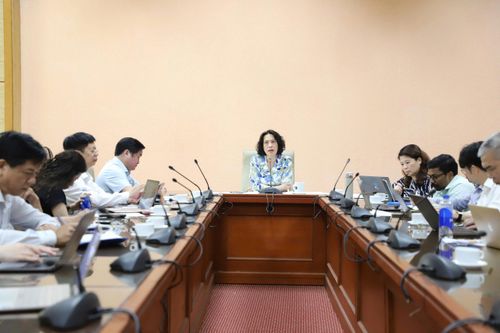  PGS.TS Nguyễn Thị Liên Hương, Thứ trưởng Y tế chủ trì cuộc họp. Ảnh: BYT. 