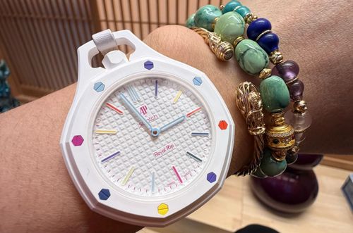 Một màn hợp tác giá khoảng 400 USD giữa Swatch và Audemars Piguet tạo ra cảnh xếp hàng nhiều ngày, giá bán lại tăng gấp hàng chục lần. Ảnh: Xiaohongshu.