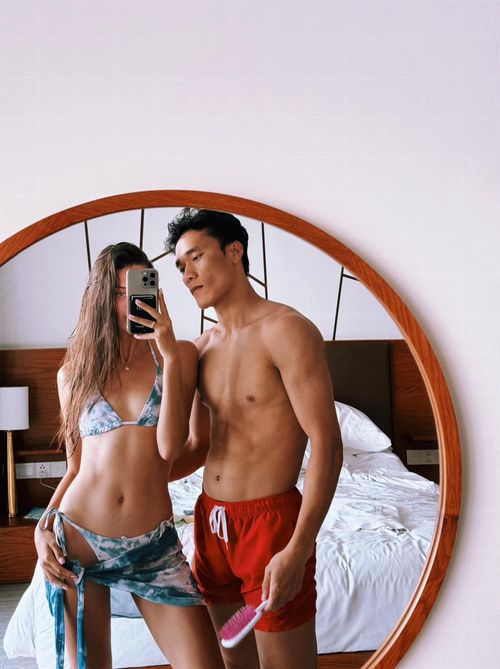  Vợ cầu thủ sở hữu vẻ ngoài nóng bỏng. Cô từng chia sẻ về Bùi Tiến Dũng: "Với anh, em cảm thấy được cần đến, được yêu và là chính mình. Trở thành vợ anh là quyết định hạnh phúc nhất. Cảm ơn vì chúng mình, vì Danil (tên con trai của cặp đôi - PV), vì tình yêu mà chúng ta đã chia sẻ". 