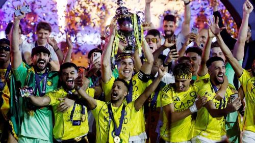 Ronaldo và các cầu thủ Al Nassr nâng cao cup vô địch. Ảnh: Reuters