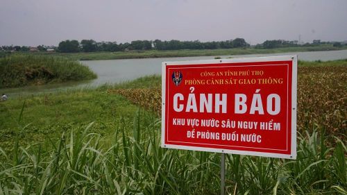 Biển cảnh báo phòng ngừa đuối nước nơi xảy ra vụ tử vong tập thể tại tỉnh Phú Thọ. Ảnh: B.THỦY