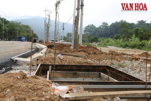 Một số hạng mục vỉa hè, cảnh quan cây xanh đang hoàn thiện