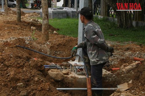 Công nhân hoàn thiện các hạng mục cuối cùng của dự án