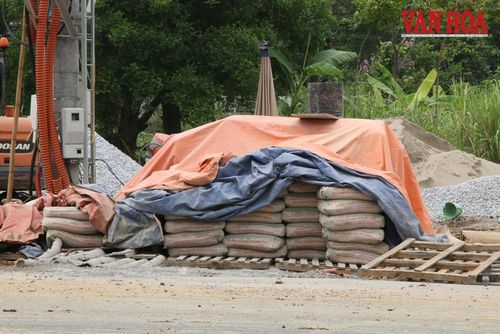 Vật liệu nằm chất đống chờ thi công