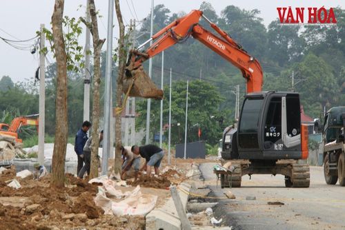 Nhân công, máy móc được huy động hoàn thiện các hạng mục phụ trợ