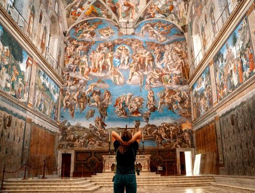 Bảo tàng Vatican nằm ở trung tâm Thành phố Vĩnh hằng và chứa một trong những bộ sưu tập nghệ thuật phi thường nhất thế giới, với những tấm thảm, tranh vẽ và tác phẩm điêu khắc của các nghệ sĩ vĩ đại nhất trong lịch sử