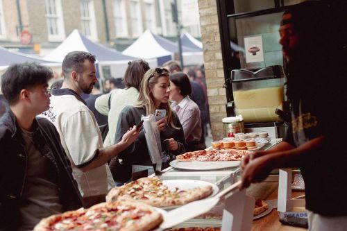 Breadstall bán pizza theo từng phần tư chiếc với giá khoảng 7 USD. Ảnh: CNN
