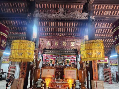 Không gian thờ tự bên trong đình làng Phú Điền lưu giữ nhiều hiện vật, sắc phong và kiến trúc gỗ cổ mang đậm dấu ấn văn hóa truyền thống