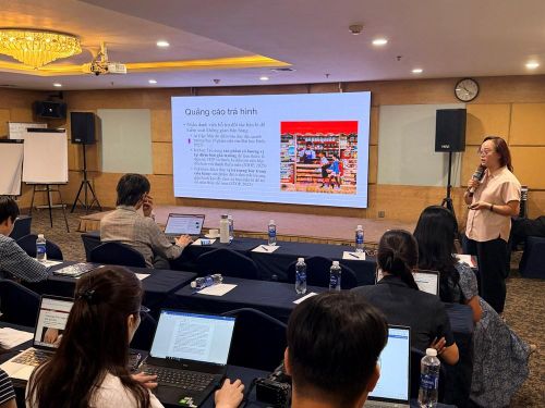 Các đại biểu tham luận tại hội thảo