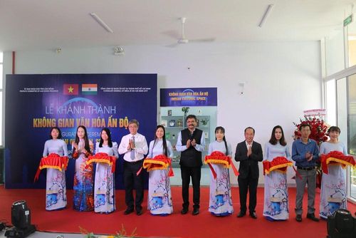 Các đại biểu cắt băng khánh thành