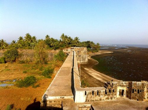 Pháo đài Arnala hiện lên giữa biển như một khung cảnh điện ảnh