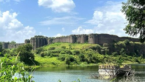 Naldurg tiêu biểu cho kiến trúc thời trung cổ và là một trong những công trình cổ quan trọng của Maharashtra