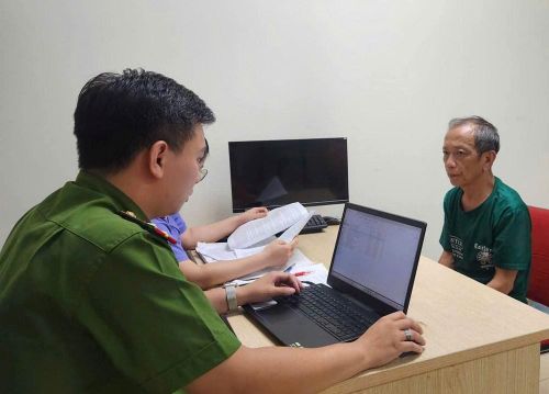 Đối tượng Nguyễn Tiến Nam tại cơ quan công an. Ảnh: Công an Hà Nội