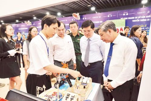 Lãnh đạo thành phố Cần Thơ tham quan sản phẩm khoa học-công nghệ của thành phố.