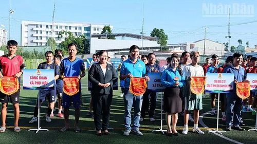 Đại biểu trao cờ lưu niệm tặng các đội bóng.