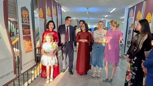 Đồng chí Phùng Thị Hồng Hà, Chủ tịch Hội đồng nhân dân thành phố Hà Nội cùng lãnh đạo thành phố Moskva trải nghiệm không gian triển lãm về Quốc Tử Giám. (Ảnh: Q.M)