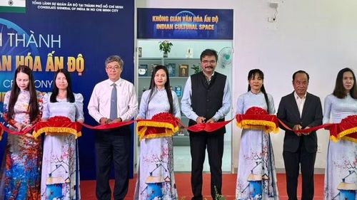 Lãnh đạo cắt băng khánh thành.