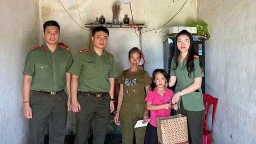 Hội phụ nữ phòng An ninh kinh tế tặng quà cho em Chìu Thị Nguyên trú tại xã Đầm Hà.