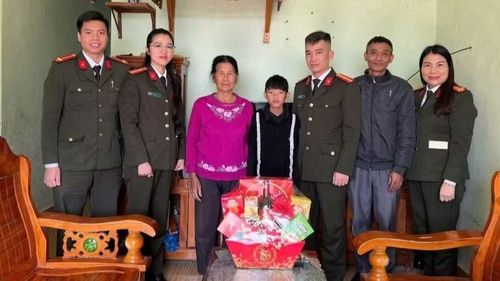 Cán bộ, chiến sĩ Phòng An ninh kinh tế thăm hỏi, động viên các em nhỏ có hoàn cảnh khó khăn trên địa bàn.