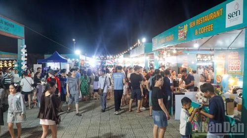 Ngày hội Ẩm thực “Vị Biển” thu hút đông đảo người dân tham gia.