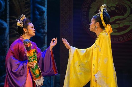 Nghệ sĩ Thu Trang (trái) và Minh Nguyệt (Nhà hát Sân khấu Truyền thống quốc gia Việt Nam) với trích đoạn “Lý Chiêu Hoàng”