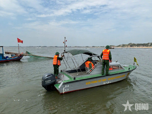  Phương tiện và lực lượng Đồn Biên phòng Quỳnh Phương, Bộ đội Biên phòng tỉnh Nghệ An cứu hộ tàu cá của ngư dân Thanh Hóa bị mắc cạn tại cửa lạch Cờn (phường Tân Mai, tỉnh Nghệ An). 