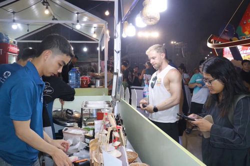 Du khách trẩy hội.