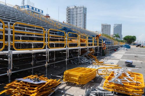 Kết cấu chính của khán đài đã hoàn thiện cơ bản, dự kiến sẽ hoàn tất toàn bộ lắp đặt, kiểm tra đảm bảo an toàn, kỹ thuật trong những ngày đầu tuần tới