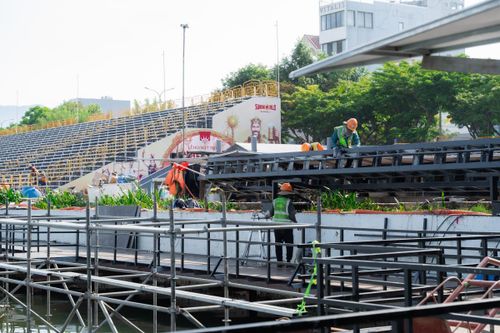 Mặc dù thời tiết nắng nóng nhưng đội ngũ công nhân lành nghề chia ca tăng tốc để các khu vực khán đài hoànn thành đúng tiến độ, sớm kiểm tra, bàn giao phục vụ DIFF 2026