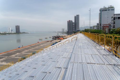 Khán đài DIFF được thiết kế theo đúng tiêu chuẩn, kiểm định an toàn tất cả các khâu để đảm bảo cho du khách được an toàn nhất, cũng như tính toán các khâu về âm thanh, ánh sáng ở các vị trí, để khán giả cảm nhận được âm thanh trong lúc bắn pháp hoa trọn vẹn.
