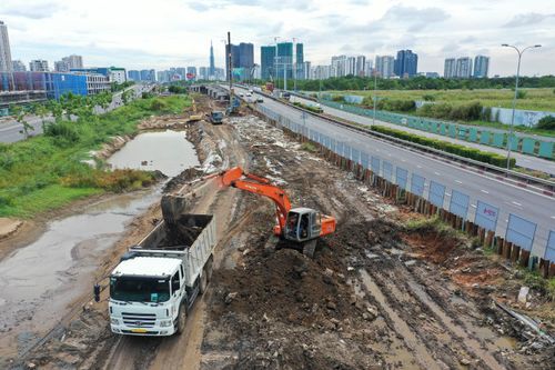 Thi công mở rộng tuyến cao tốc TPHCM - Long Thành - Dầu Giây trên địa bàn phường Bình Trưng, TPHCM. ẢNH: HOÀNG HÙNG