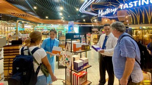 Khách quốc tế chọn mua quà lưu niệm tại SASCO