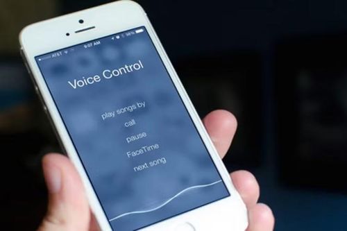 Apple còn bổ sung Voice Control cho phép người dùng điều hướng toàn bộ iPhone bằng giọng nói, kể cả với các ứng dụng phức tạp như Apple Maps, mở đường cho việc tích hợp AI tác nhân trong tương lai.